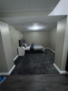 ハダーズフィールドにあるPrivate Studio Retreat with WiFi & HD TV & Workspaceのベッドが備わる空き部屋 +6枚の写真