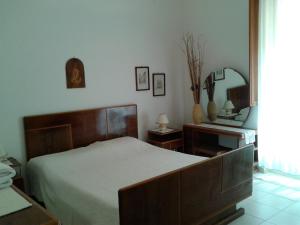 アルゲーロにあるAl corsoのベッドルーム(大型ベッド1台、鏡付)
