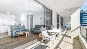 ein Wohnzimmer mit Sofa und Tisch in der Unterkunft Beachpoint 402 in Forster