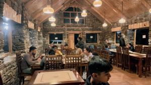 Shepherd's Lore Camps & Resort餐厅或其他用餐的地方