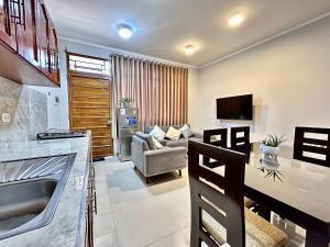 cocina y sala de estar con fregadero y sofá en Depa a 5min centro 2HAB con A/C Terraza y Parrilla, en Tarapoto