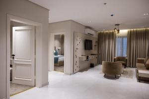 a hotel room with a bedroom and a suite at الضيافة المثالية للشقق المخدومة Aldiyafa Serviced Apartments in Jeddah