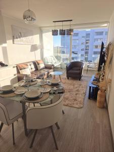 拉塞雷纳Brisa Serena Suites Dpto 2D 2B Full Equipado的客厅里有一张桌子和一张沙发