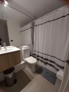 拉塞雷纳Brisa Serena Suites Dpto 2D 2B Full Equipado的浴室里有白色马桶和洗手池 更多18张照片