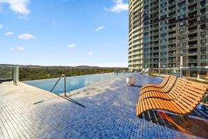 Kolam renang di atau dekat dengan Light-Filled 1-Bed Apartment with Pool & Gym