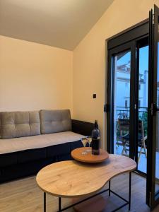 Χώρος καθιστικού στο Victory Apartments