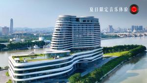 广州洲至奢选广州香岚官洲酒店的河边的一座白色大楼