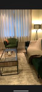 Un lugar para sentarse en Entire Apartment Tonbridge Centre