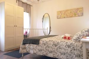 a bedroom with a bed and a mirror at Villa Milu in Quinto di Treviso