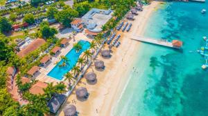 迪斯卡弗里贝Chic 2BDR Oceanview Escape, Pool & Beach Access的带度假村的海滩鸟瞰图