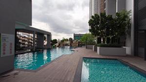 Πισίνα στο ή κοντά στο Skytrees Serviced Apartment 2pax cozy studio Aeon Bukit Indah