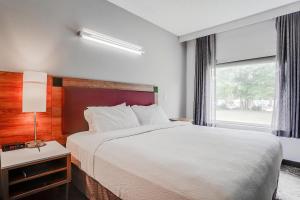 Postel nebo postele na pokoji v ubytování Country Inn & Suites by Radisson, Savannah Southside