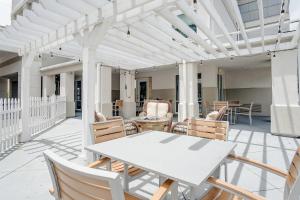 Balkón nebo terasa v ubytování Country Inn & Suites by Radisson, Savannah Southside