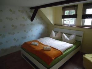 A bed or beds in a room at Zur alten Jugendherberge