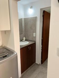 Nhà bếp/bếp nhỏ tại Departamento Bv carcano - costanera !!