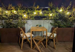 un tavolo con due sedie e un tavolo e alcune piante di Up and Down Simple Comfort at Thornbury Townhouse a Melbourne