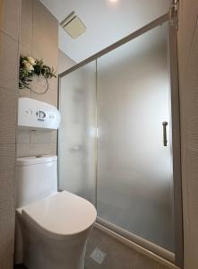 La salle de bains est pourvue de toilettes et d'une porte de douche en verre. dans l'établissement 日安蝸牛, à Tainan 60 autres photos