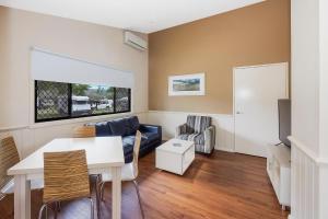 Ruang duduk di Reflections Eden - Holiday Park