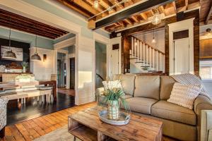 un salon avec un canapé et une table dans l'établissement 4115 - Coastal Cottage, à Kitty Hawk 62 autres photos