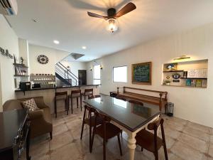 une salle à manger avec un ventilateur de plafond et un bar dans l'établissement 日安蝸牛, à Tainan