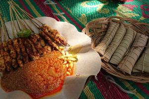 a plate of food with meat and a basket at Billi Family in Aik Berik