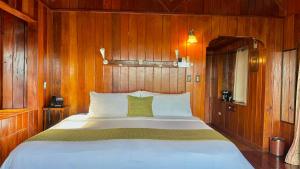 Postel nebo postele na pokoji v ubytování Palau Carolines Resort