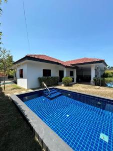 Swimmingpoolen hos eller tæt på Villa Lilly