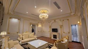 TV a/nebo společenská místnost v ubytování Champa Palace Hotel