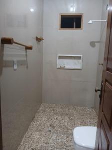 bagno bianco con servizi igienici e finestra di Recanto Curva das dunas -Lençóis maranhenses a Santo Amaro