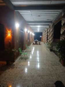 un corridoio con sedie e tavoli in un edificio di Recanto Curva das dunas -Lençóis maranhenses a Santo Amaro