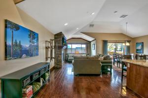 サウス・レイクタホにあるConifer Chalet condoのソファとバーのあるリビングルーム +23枚の写真