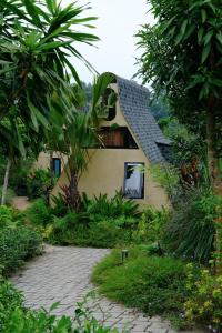 a house in the middle of a garden at Warm Season 