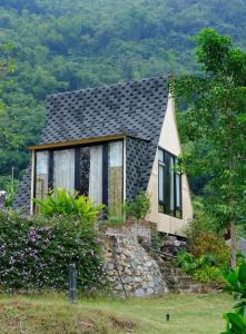 a small house with a shingled roof at Warm Season 