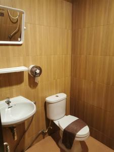 a bathroom with a toilet and a sink at Hug Wang Homestay in Ban Nong Chaeng
