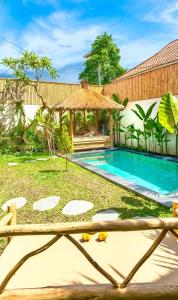 チャングーにあるA Walk to Canggu Beach - Mozon Garden Villaの裏庭(スイミングプール、ガゼボ付)