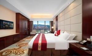 Postel nebo postele na pokoji v ubytování Zhangjiajie Chensheng International Hotel