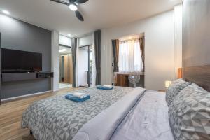Ban Bang KhuにあるV215 ChaoFah Oasis Private Pool & Garden Retreatの大きなベッドと薄型テレビのある寝室 +61枚の写真