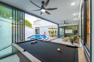 Ban Bang KhuにあるV215 ChaoFah Oasis Private Pool & Garden Retreatのリビングルーム(ビリヤード台、天井ファン付)