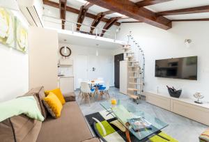 sala de estar con sofá y mesa en Apartments Arla Exclusive, en Dubrovnik