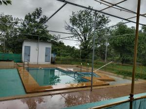 Bazén v ubytování Aarushmay Resort nebo v jeho okolí