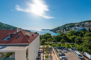 Vista al árido de un aparcamiento con un lago en Apartments Arla Exclusive, en Dubrovnik