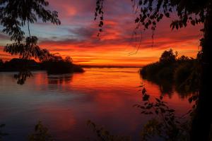 una puesta de sol sobre un río con el cielo en Don Falang Homestay- Private Island, en Don Det