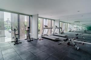 ein Fitnessstudio mit einem Haufen Laufbänder und Maschinen in der Unterkunft Cozy Stay Bali by ARM Hospitality in Seminyak