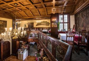 A restaurant or other place to eat at Hotel Kaiserhof Eisenach