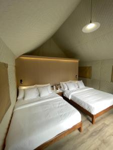 BarasThe Playground的带两张床的宿舍间内的两张床