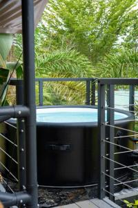 BarasThe Playground的花园内设有一个按摩浴缸和围栏