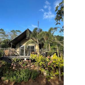 BarasThe Playground的一栋房子前有一束鲜花