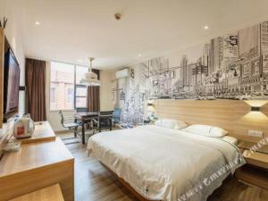 a bedroom with a large white bed and a desk at City Comfort Inn Changsha Wanjiali Mawangdui Metro Station in Changsha