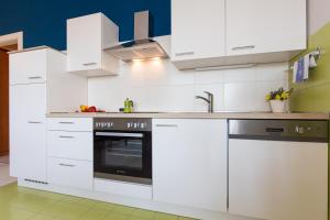 Kuchnia lub aneks kuchenny w obiekcie Apartments Galatea with garage parking