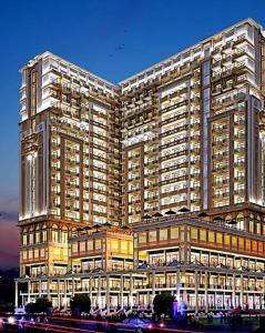 un grand bâtiment avec beaucoup de fenêtres dans l'établissement Nbstays kaveri city center, à Greater Noida 19 autres photos